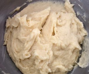 Dodawanie jajek do ciasta na pączki hiszpańskie