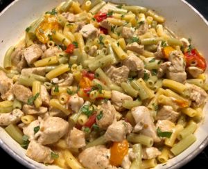 Kurczak z makaronem w sosie serowym