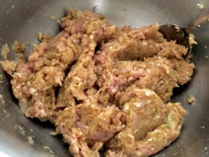 Przygotowanie masy na pulpeciki z indyka