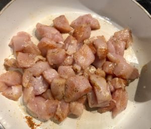 przygotowany filet z kurczaka do dania z makaronem w sosie serowym