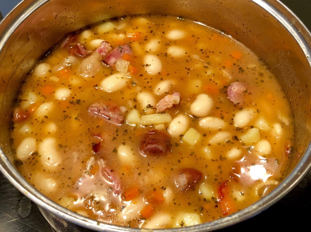 Zupa fasolowa z boczkiem i kiełbasą