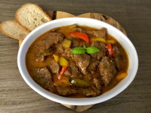 Gotowy strogonow wołowy podany z pieczywem