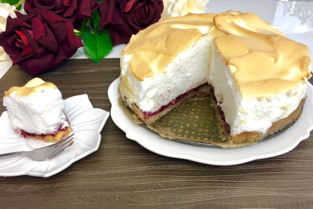 Piankowiec z bezą i malinami