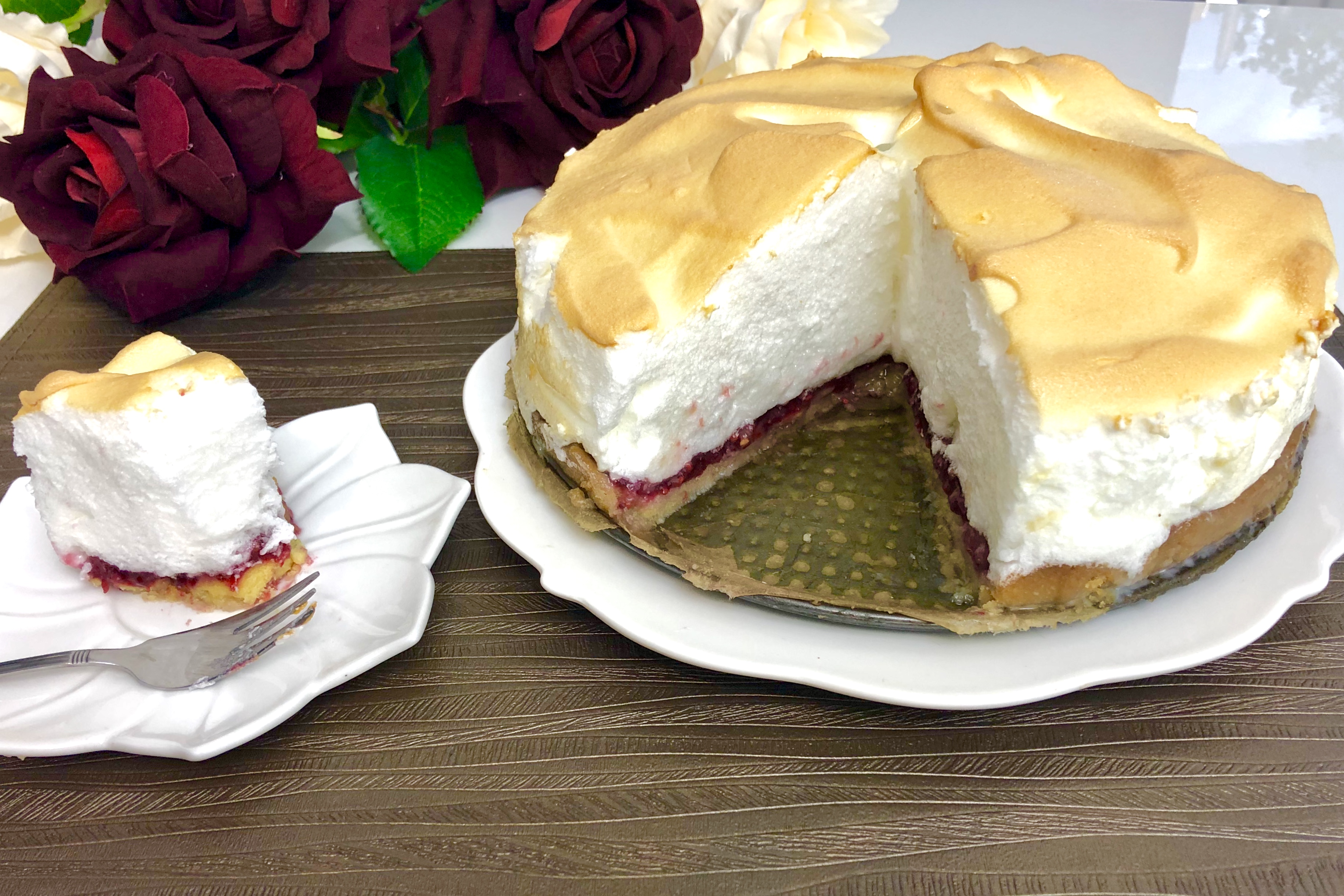 Piankowiec z bezą i malinami