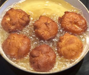 smażenie pączków jogurtowych