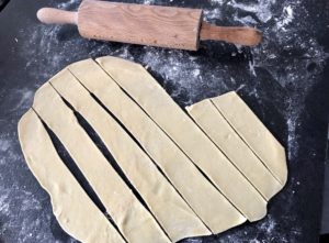 Cienko rozwałkowane ciasto na faworki z mascarpone