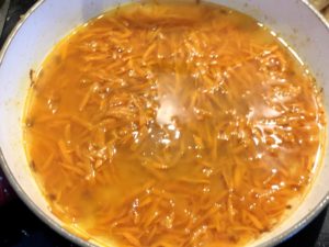 Przygotowanie kremowego sosu do pulpecików z indyka