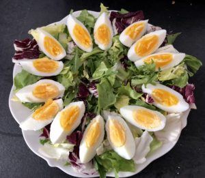 Jajka w sałatce z tuńczykiem i awokado