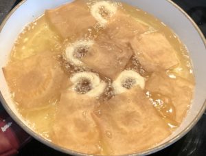 Smażenie pączków hiszpańskich na głębokim tłuszczu