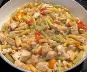 gotowy kurczak w sosie serowym z makaronem przed podaniem