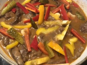 Strogonow wołowy z papryką podczas duszenia