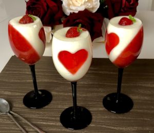 Jogurtowa panna cotta z musem truskawkowym - E43532F3 E07D 47CA BD86 EFE917F1F44F