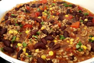 Meksykański kociołek posypany świeżą bazylią