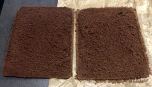 przekrawanie biszkoptu na blaty do kostki szwarcwaldzkiej