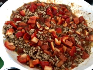 Papryka i chilli dodane do meksykańskiego kociołka