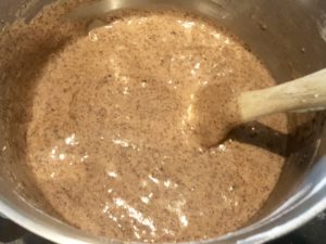 Łączenie masy jajecznej z suchymi składnikami na tort ferrero rocher