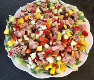 tuńczyk w sałatce z jajkami