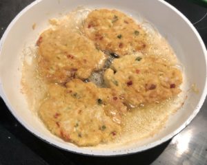 szarpane kotleciki smażone na złoty kolor na patelni