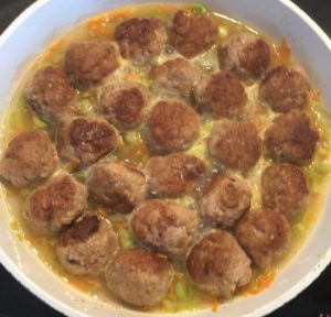 duszenie klopsików w sosie koperkowym na małym ogniu