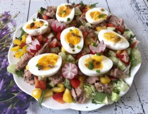 sałatka z tuńczykiem i jajkami