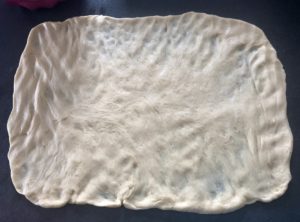 Rozwałkowane ciasto przygotowane do nadziewania makiem