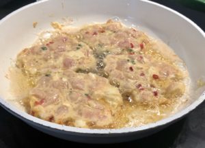 formowanie szarpanych kotlecików z kurczaka na patelni