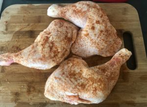 przygotowanie mięsa do dania kurczak pieczony z warzywami