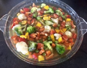 zalewanie ryżu bulionem do dania kurczak pieczony