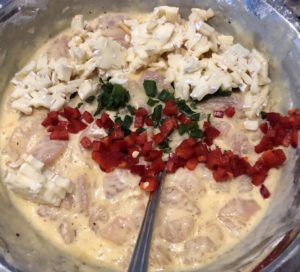 kotleciki z camembertem – dodawanie sera, papryki i szczypiorku