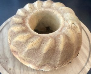 Upieczona wielkanocna babka z makiem wyjęta z piekarnika