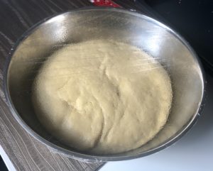 wyrastanie ciasta drożdżowego na świąteczną babkę