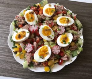 sałatka z tuńczykiem i jajkami z pestkami dyni