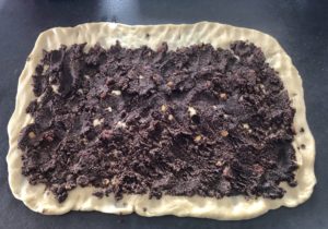 Masa makowa rozprowadzona na cieście do babki z makiem