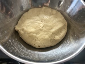 Przygotowanie składników na drożdżową babkę z makiem