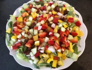 warzywa wyłożone na sałacie