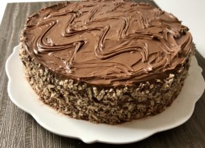 Dekorowanie boków tortu ferrero rocher wafelkami