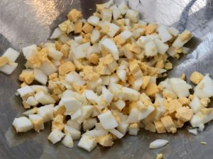 jajka pokrojone do wiosennej sałatki w muszlach