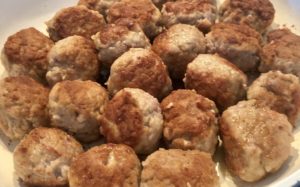 podsmażanie klopsików na patelni przed duszeniem w sosie koperkowym