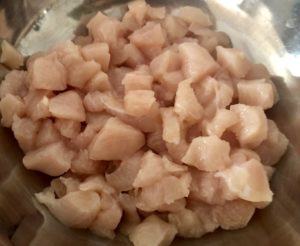 szarpane kotleciki z kurczaka – pokrojone mięso w kostkę