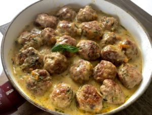 Klopsiki w kremowym sosie koperkowym