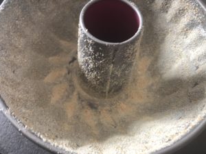 Przygotowanie formy na wielkanocną babkę z makiem