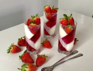 kolorowe deserki truskawkowe z owocami dekoracja