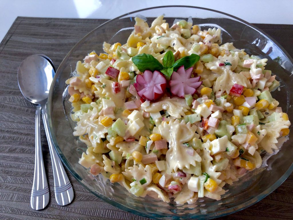 Sałatka z makaronem i szynką