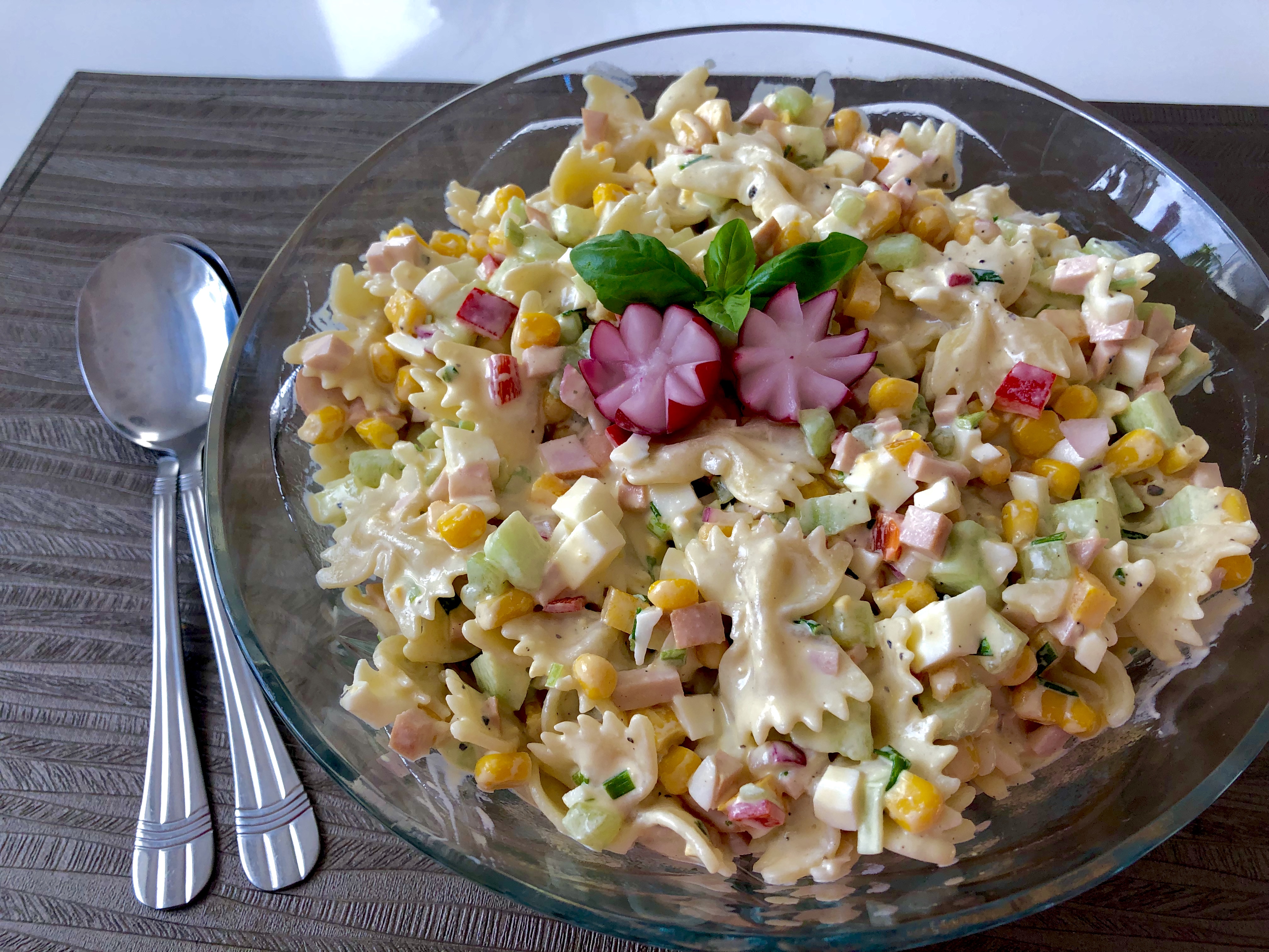 przepis na sałatkę z makaronem i szynką