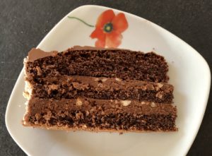 Porcja tortu ferrero rocher na talerzu