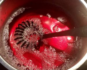 przygotowanie galaretki na kolorowe deserki truskawkowe