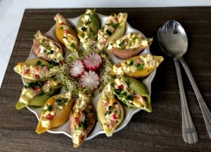 schłodzona sałatka w muszlach makaronowych przed podaniem