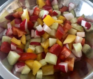 pokrojone warzywa do niskokalorycznej sałatki z tuńczykiem