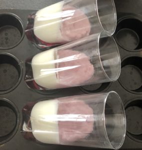 dodawanie musu do kolorowe deserki truskawkowe