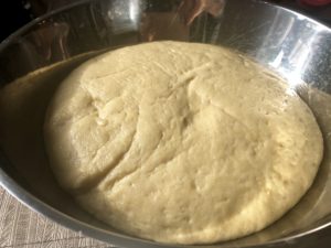 Wyrośnięte ciasto na babkę z makiem po pierwszym wyrastaniu